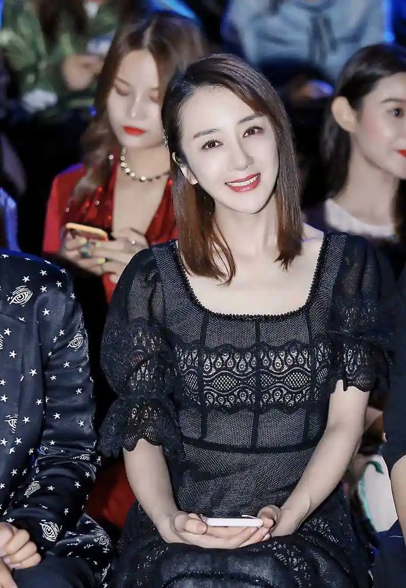 原创36岁李依晓气质开挂!锁骨发搭配宽领荷花边连衣裙,减龄优雅大气