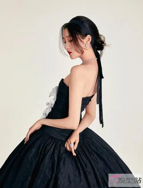 关晓彤暗黑公主造型 灰色挑染发髻冷艳高贵