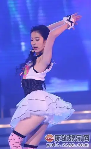 2006年9月,刘亦菲在人民大学举行的歌友会,又成了"谈谈情,跳跳舞