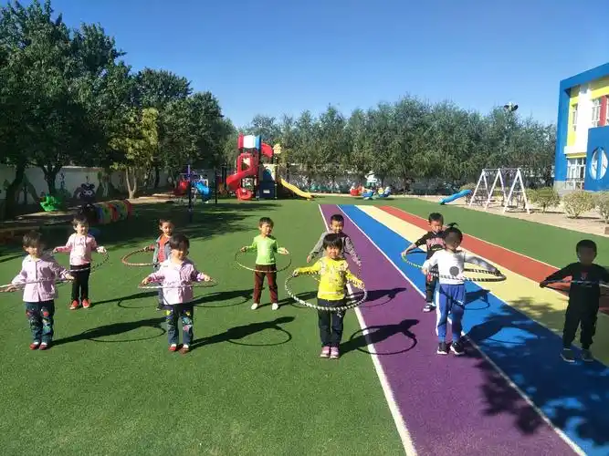 库伦旗先进苏木中心幼儿园蒙大班户外体育活动《花样呼啦圈》