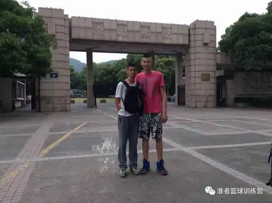 栾利程离开龙口一中转学到浙江的篮球强校诸暨牌头中学进队两个月,他