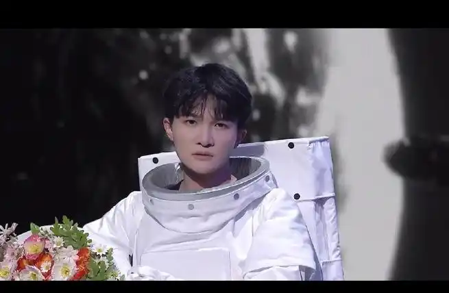 周深唱歌是老天爷追着喂饭吧##周深两个舞台反差好大