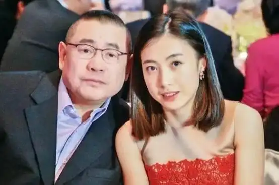 三十载之后,刘銮雄出于对心爱之人甘比的维护.