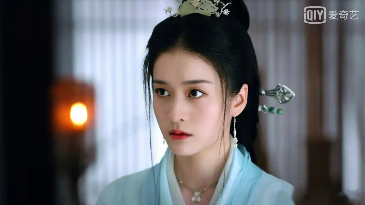 一个是沉稳谨慎的容乐公主,一个是笑起来就一脸呆萌劲儿,露出小虎牙的