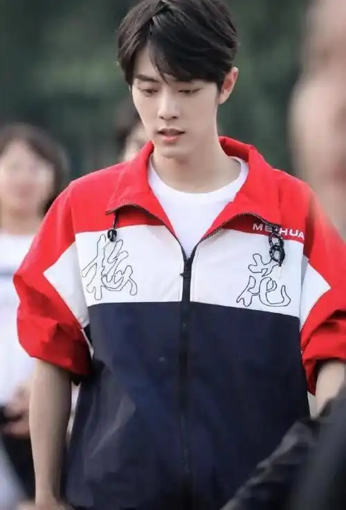 肖战校服现身拍摄mv化身阳光帅气肖学长衣服上的大字引误会