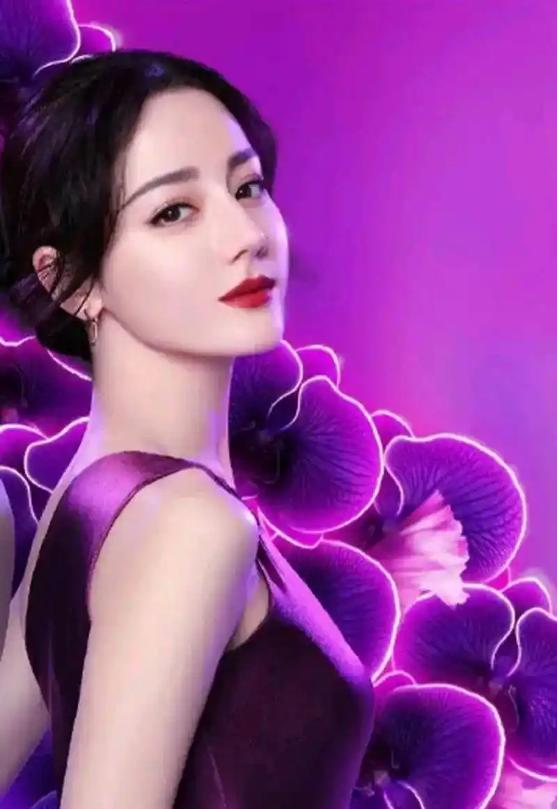 发现力士镜头下的迪丽热巴好多都是紫色礼服,不知道今天会是什么造型