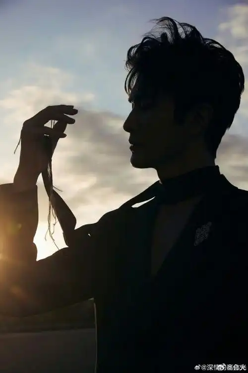 光无效发图#高伟光一整个无效图发图了哈哈哈哈,黑突突的只能看见侧脸