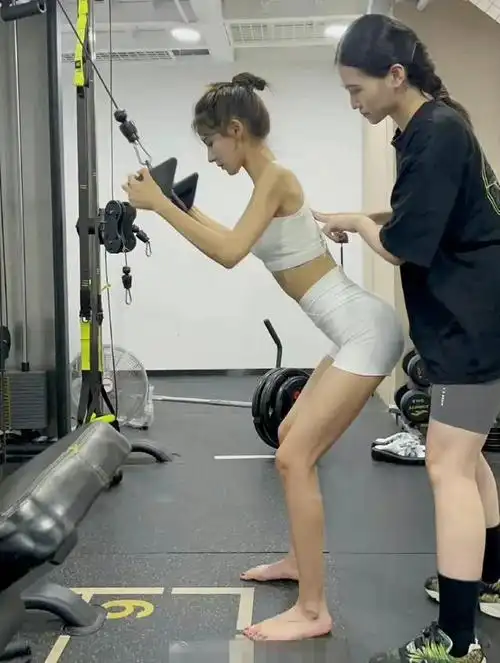 张予曦穿紧身衣健身 身材前凸后翘小蛮腰不盈一握