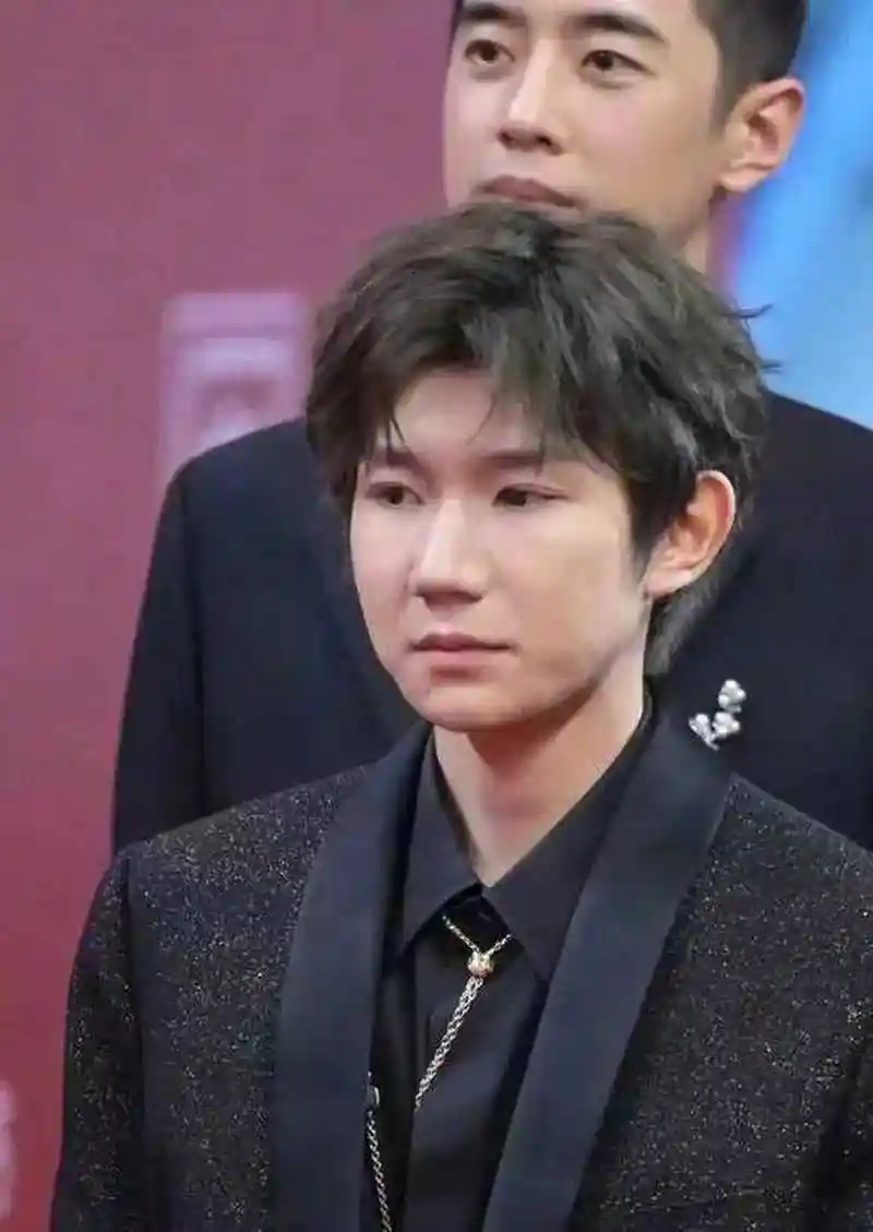 看王源17岁和22岁颜值差距,明白抽烟对于青少年危害有多大