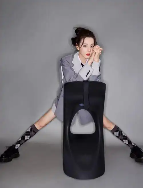 网易首页>网易号>正文申请入驻>迪丽热巴学院风造型穿搭指南时尚关键