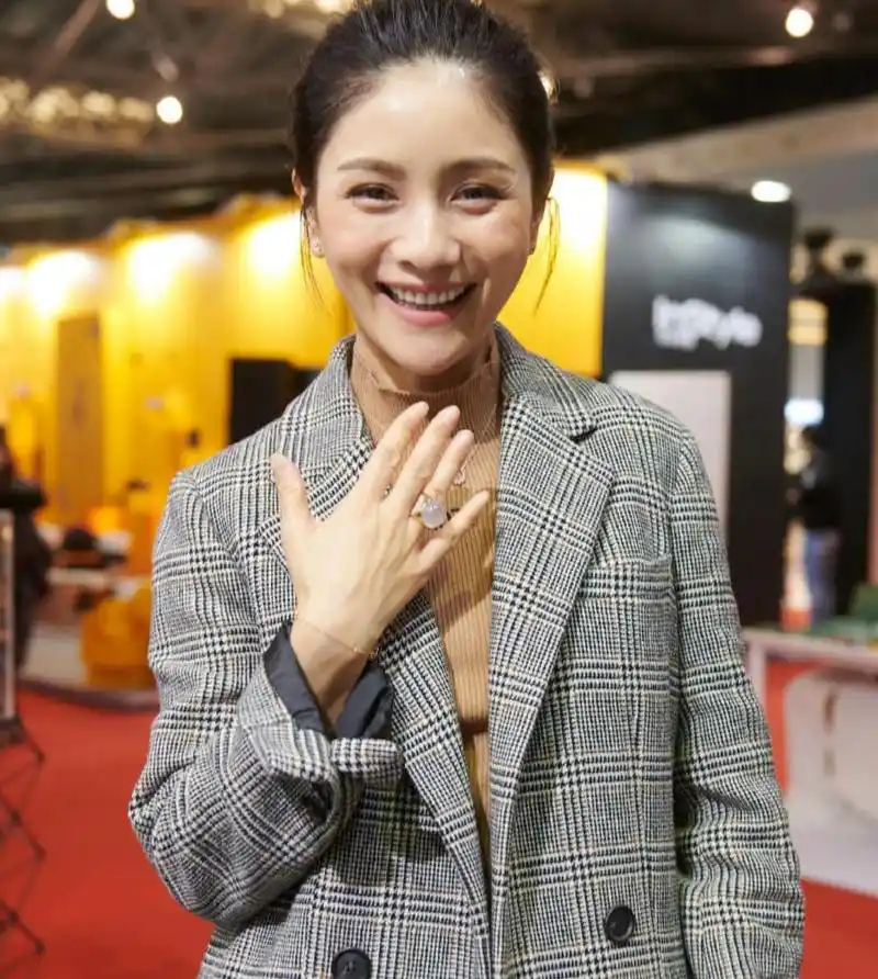 沙溢的老婆胡可颜值太抗打,牛仔连衣裙配素颜妆,气质满满