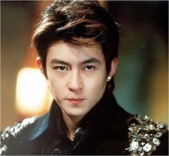 八位颜值崩塌的男明星:当年有多帅,看完"现在"感慨时光飞逝!