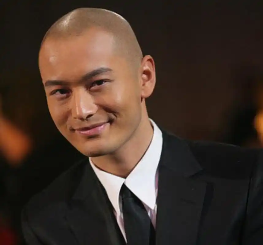 男星剃光头:陈晓好妖媚,贾乃亮发光,黄晓明遭杨颖反对