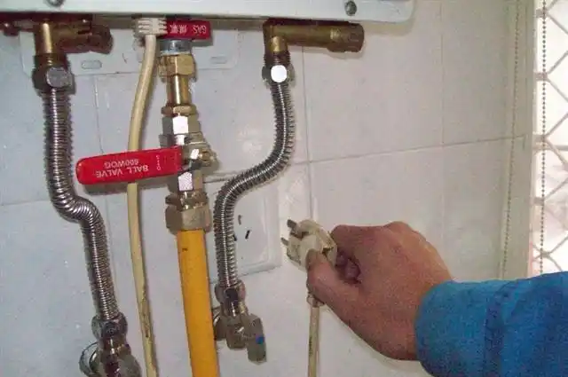 4.关闭燃气热水器的进水阀门