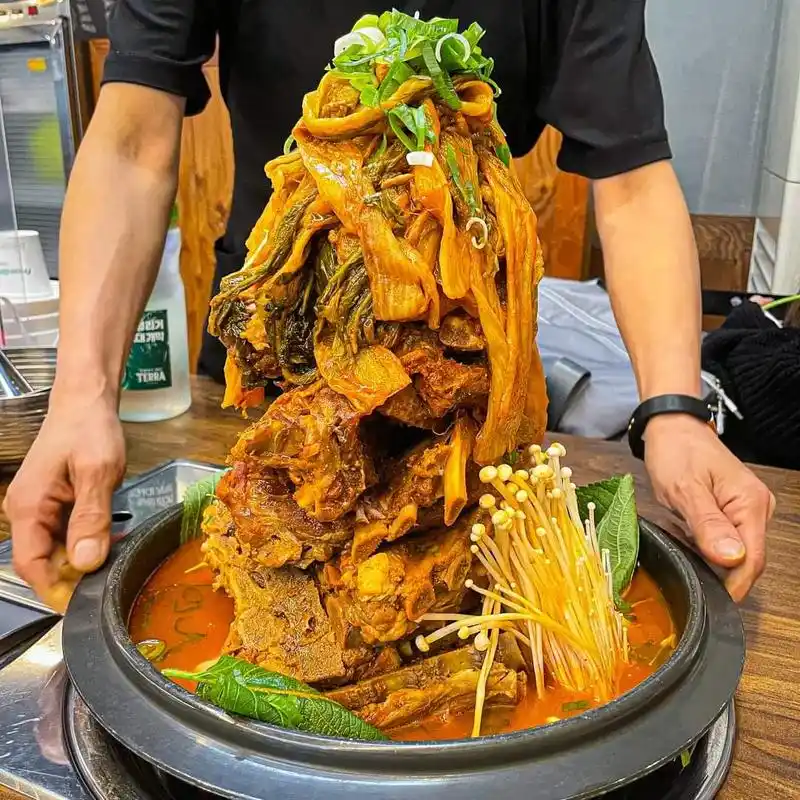 韩国9693美食之脊骨土豆汤.韩国朋友一定会问的问题是: " - 抖音