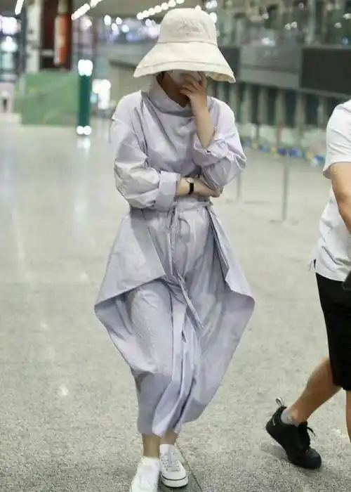 相对其她明星艺人来说,赵丽颖坐月子期间真的是太低调了,整个人完全和