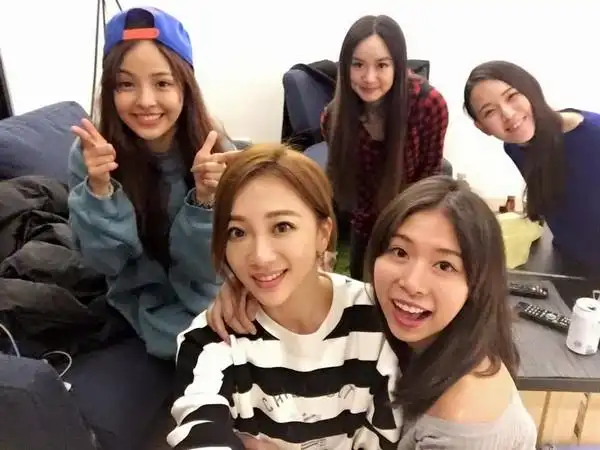 ▼黑涩会5位美眉的合照,立刻勾起粉丝回忆.(图/翻摄自玉兔脸书)