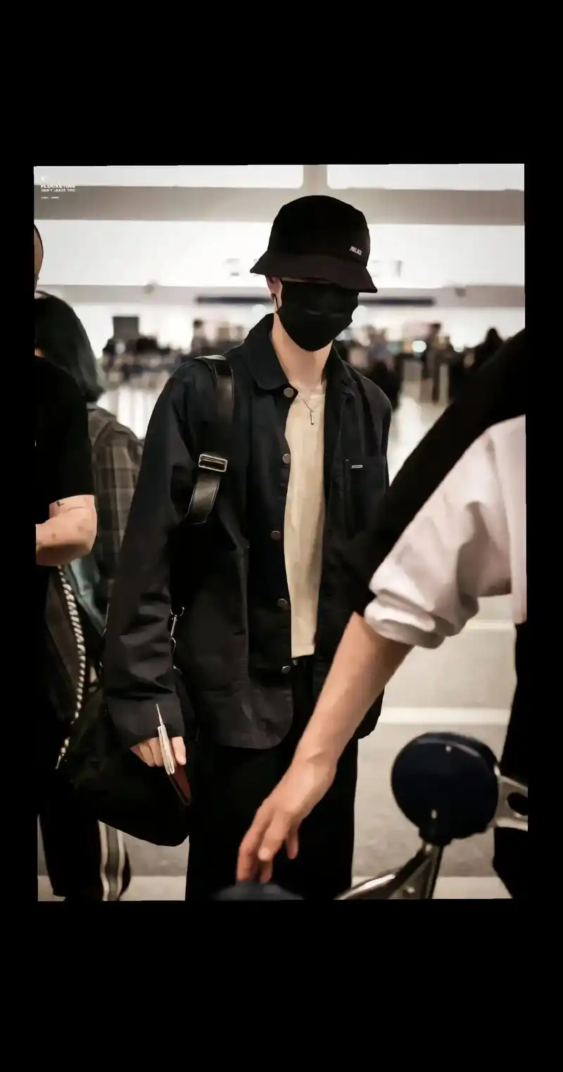 王一博机场生图 #我行我素我兜最酷 #口罩下的颜值