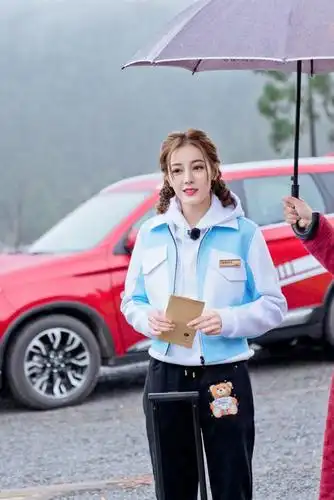 迪丽热巴《极限挑战》相簿公开 麻花辫元气热巴绽放灿烂笑容