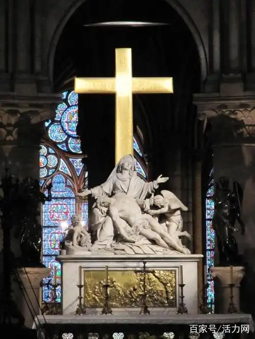 曾经无数人在巴黎圣母院里祈祷,如今轮到人们为她祈祷了