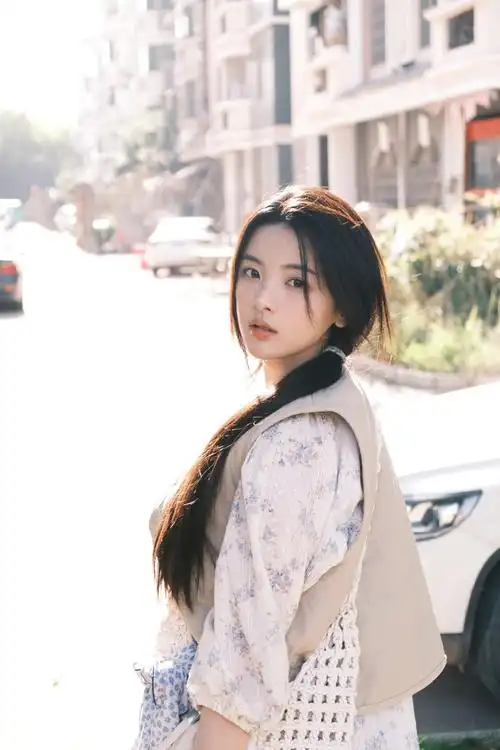 杨超越超话/#杨超越#  代入感满分的几张0699  陪杨超越一起出门