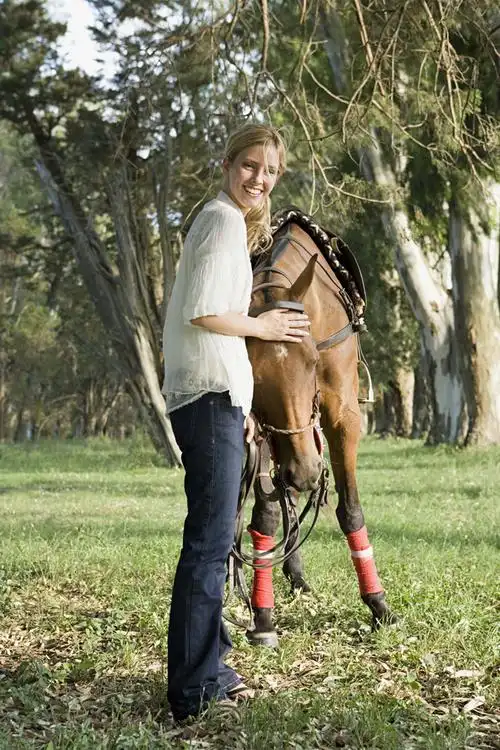 温驯的马与外国女人