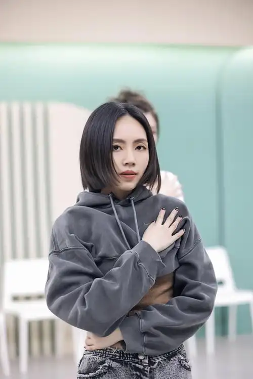 【#乘风2023#ep03微直播】来了就去接受一切挑战,开启@刘惜君的舞蹈