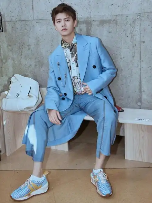 任嘉伦穿粉红西装跳舞(任嘉伦和权志龙都是178cm)(3)