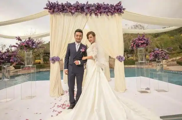 41岁尼格买提同学聚会,同框合照不像同龄人,比大家显年轻帅气|张翰