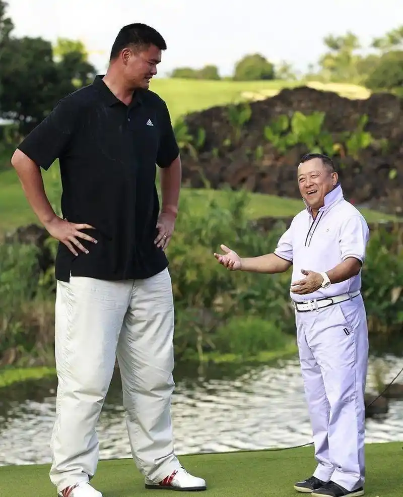 曾志伟可以说是香港娱乐圈的一位矮个名人代表人物,资料1.60米,实际1.