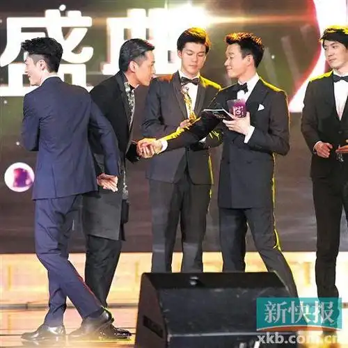 "胡霍cp"揽四奖,"牵小手"领奖