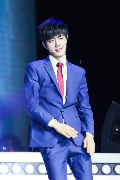 肖战 蓝色西装 上海演唱会舞台 壁纸背景