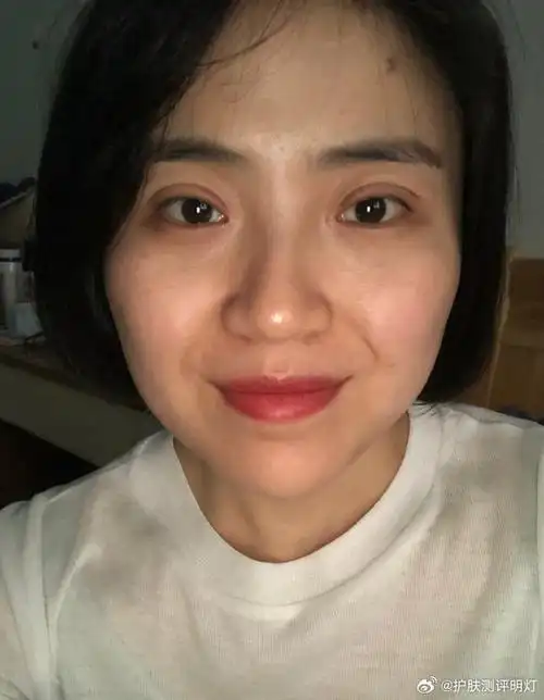 看着照片,不禁怀念起以前那双自然单眼皮的眼睛,虽然贴双眼皮贴确实有