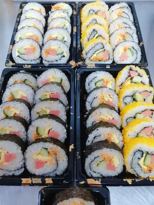 5,摆盘4,切开3,卷起来2,寿司帘子上铺上保鲜膜米饭擀平放上海苔鸡蛋