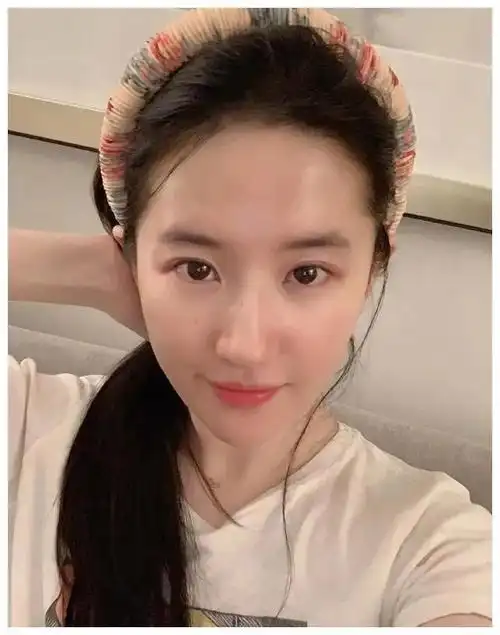 37岁素颜状态下的刘亦菲好美!她是怎么做到"瘦仙嫩白纯欲"的?