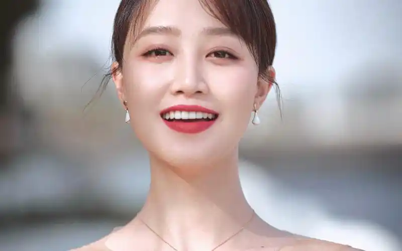 蓝盈莹性感优雅写真桌面壁纸