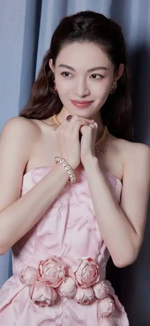 钟楚曦:粉色幻影,定格梦幻之美