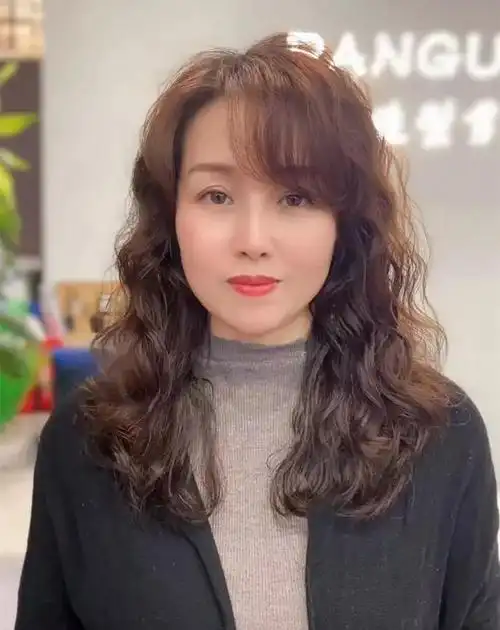 长发大波浪分为两种,一种是满头卷的发型,也就是从发根一直烫到发梢的