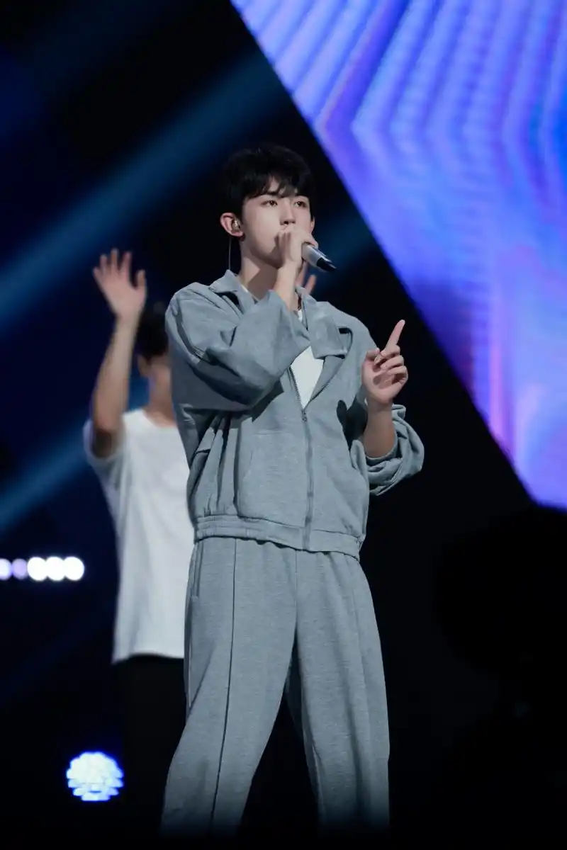 郭俊辰 ·#郭俊辰城市捉迷藏# 掉落#四季惊喜夜# 彩排的现场碎片92