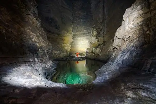 洞穴探险考察,进入不见天日的蝙蝠洞,蝙蝠其实是一直在躲避人类