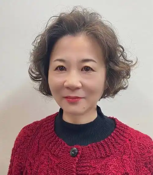 老年人烫发时,应该注意哪些问题?了解这三点让你烫发不"踩坑"