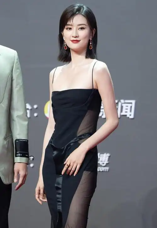 28岁乔欣,清纯可人身材有料,这个女神美得好干净啊_美女