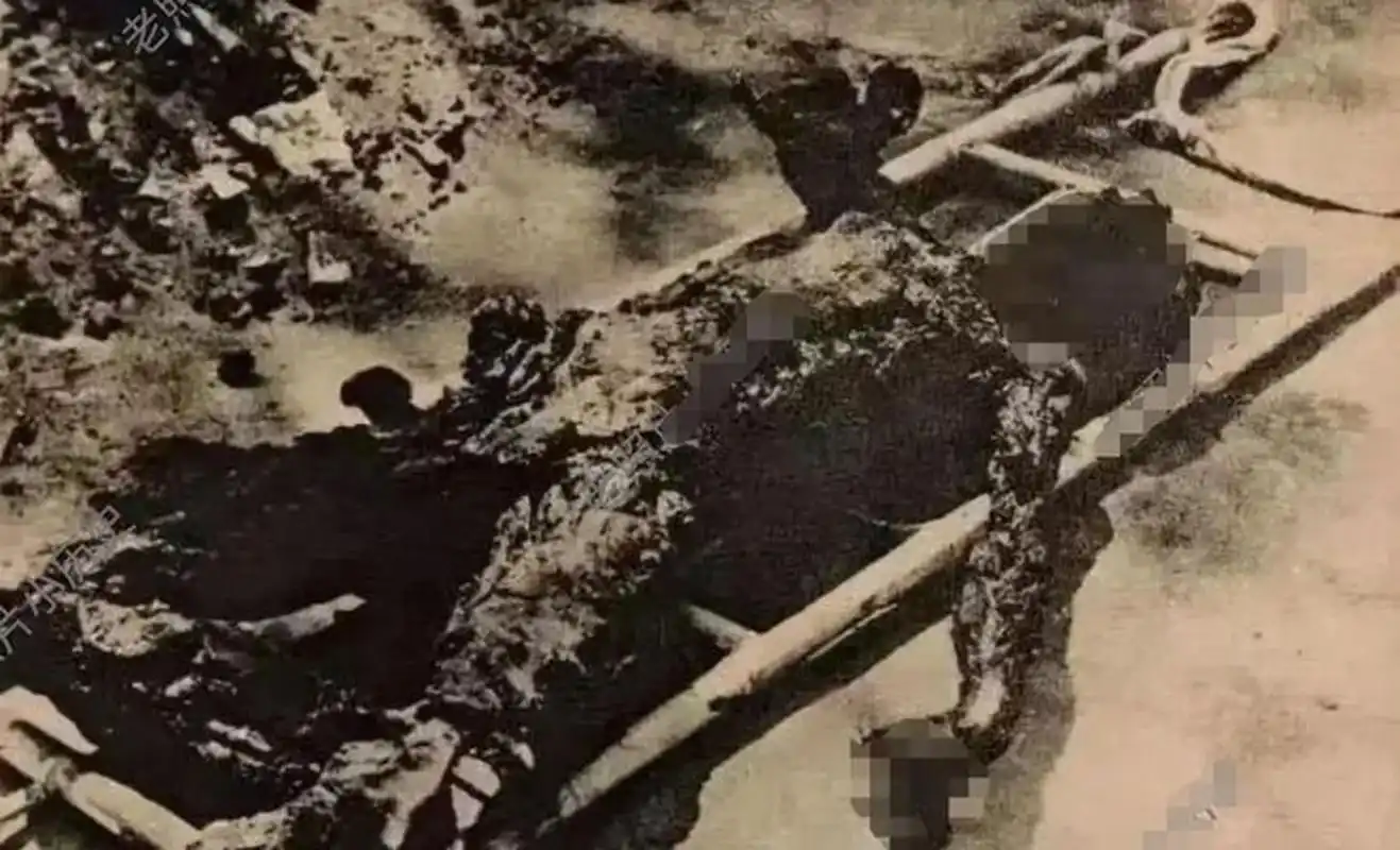 这张照片拍摄于1937年南京大屠杀之后,展现的是一具