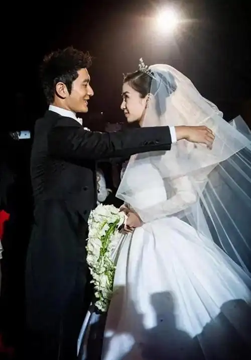 离婚不是没有原因黄晓明国庆往家里赶angelababy却在外贪玩