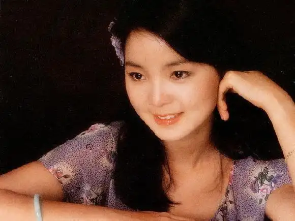 邓丽君情史5段感情3次有机会穿上婚纱为何一段婚姻也未得到