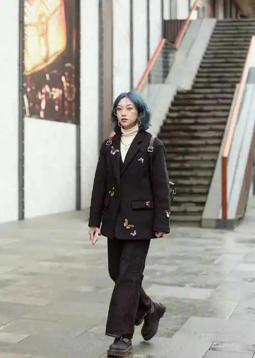 街拍:可爱的学院风小姐姐~小姐姐的衣服好让人怀念的_