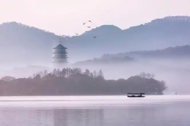 在杭州的心脏,一幅水墨画般的美景绽放——那就是西湖