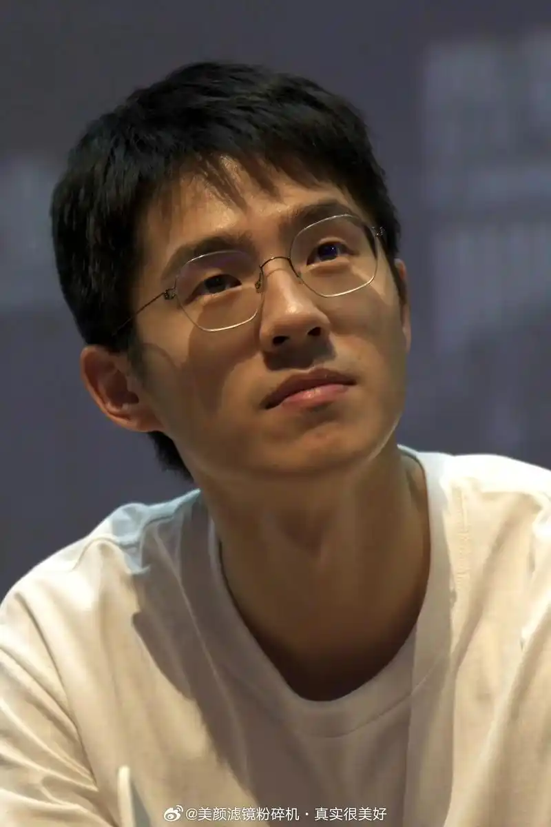 刘昊然怼脸生图.弟弟是97年的么,这是纯素颜吧#刘昊然 #生 - 抖音