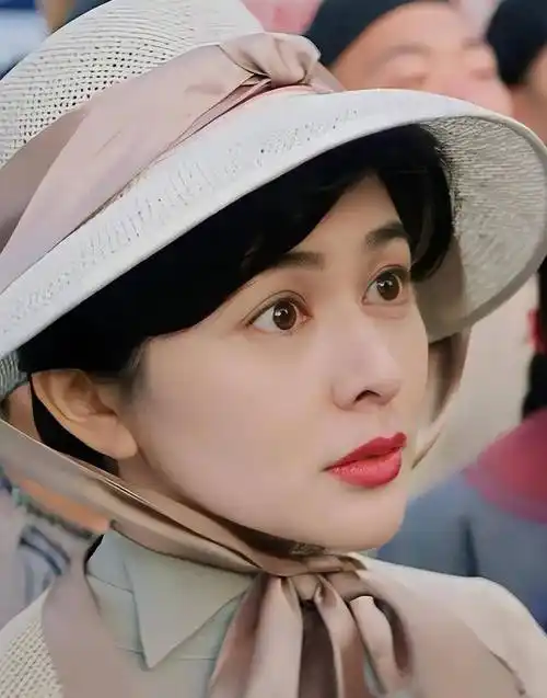 现在嫌她们丑,当年追成狗,如今胖成大妈,年轻时貌美如花!