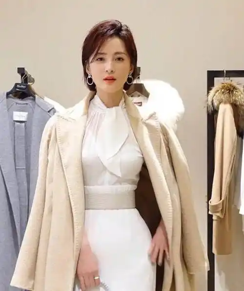 刘涛和蒋勤勤穿同一品牌风衣,只差3岁,竟一个似贵妇一个似村妇_驼色